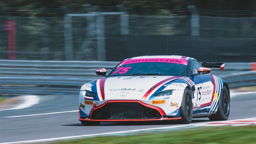 Patrik’s våben, Aston Martin Vantage V8 – 520 HK